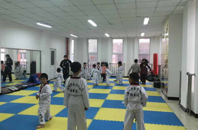 中江县富兴镇团委组织留守儿童走进德阳青少年宫