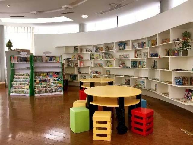 让故事成为最美的声音--成都市青少年宫英文绘本馆携手成都悠贝公司,联合推出公益故事会“阅读加油站”